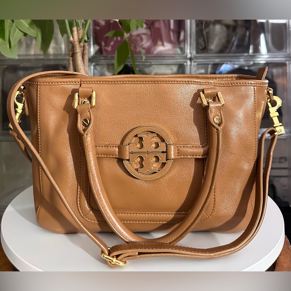 Tory Burch Brown Leather Shoulder Bag in brown.